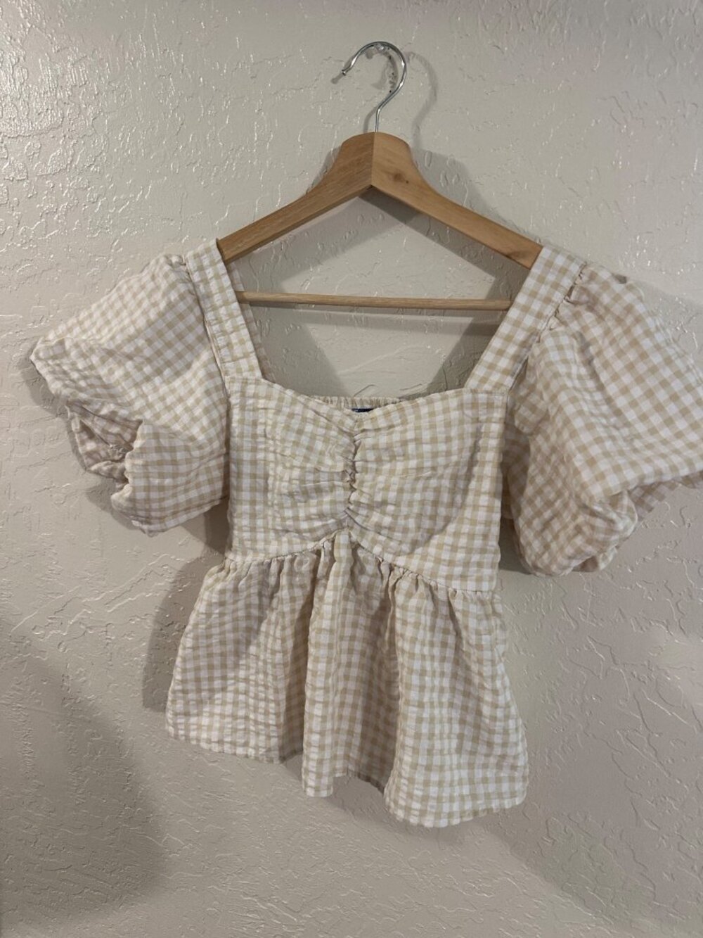 Old Navy Gingham Taupe Babydoll Puff Sleeve Seersucker Cropped Blouse - Picture 2 of 9